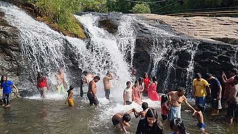 கும்பக்கரை அருவியில் சுற்றுலா பயணிகள் குளிக்க அனுமதி