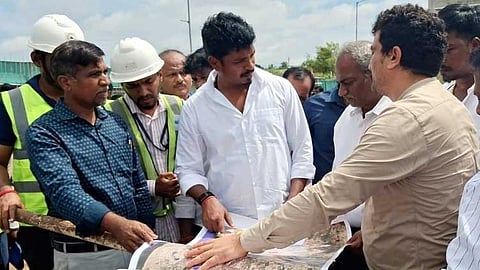பெருங்குடி, சோழிங்கநல்லூரில் வடகிழக்கு பருவமழை முன்னெச்சரிக்கை பணிகள்: அமைச்சர் விக்னேஷ் நேரில் ஆய்வு