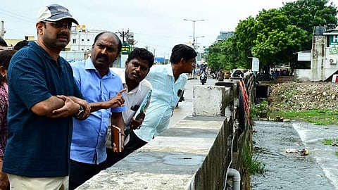 மாதவரம், விருகம்பாக்கம் கால்வாய்களில் பருவமழை முன்னெச்சரிக்கை பணிகள்: மாநகராட்சி ஆணையர் சமீரன் ஆய்வு