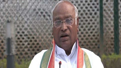 மணிப்பூரில் 3ஆண்டுகளாக அமைதியின்மை: நிர்வாக தோல்விக்கு யார் பொறுப்பு? -மல்லிகார்ஜுன கார்கே கேள்வி