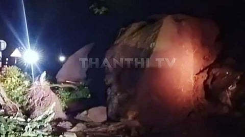 ராட்சத பாறைகள் சாலையில் விழுந்து விபத்து
