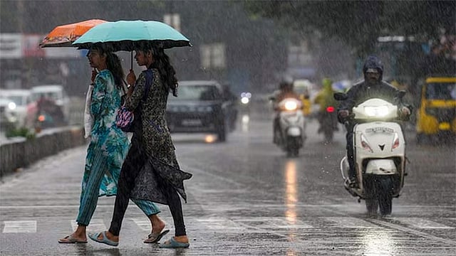 தமிழகத்தில் இன்று 17 மாவட்டங்களில் மிக கனமழைக்கு வாய்ப்பு - வானிலை மையம் எச்சரிக்கை