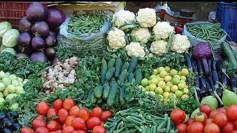 தென்னம்பாளையம் மார்க்கெட்டில் காய்கறிகள் விலை குறைந்தது