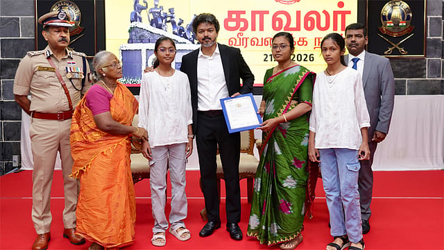 பணியின்போது உயிரிழந்த காவலர்களின் குடும்பங்களுக்கு காப்பீட்டுத் தொகை: முதல்-அமைச்சர் விஜய் வழங்கினார்