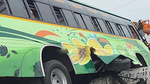 பேருந்து தடுப்பு சுவர் மீது மோதி விபத்து