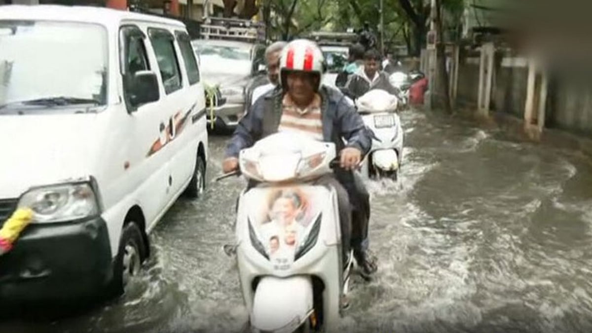 சென்னையில் கனமழை: ஸ்கூட்டரில் வலம் வந்து அமைச்சர் என். ஆனந்த் அதிரடி ஆய்வு