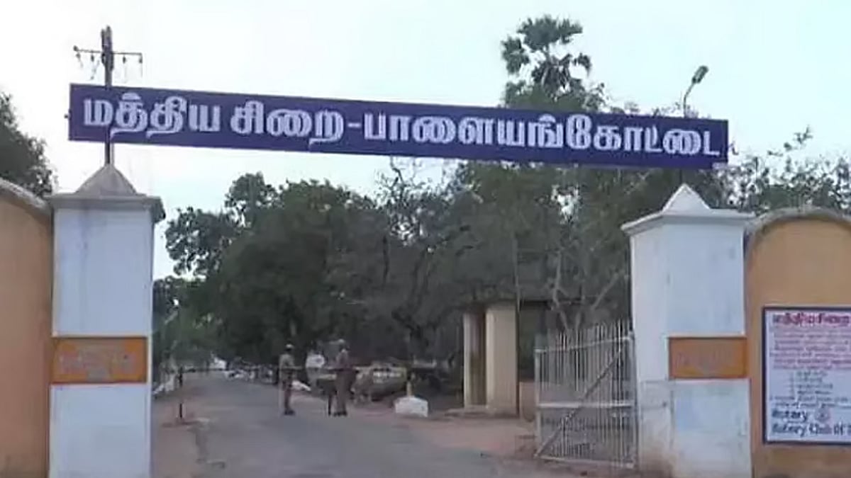 பாளையங்கோட்டை சிறையில் பரபரப்பு... அதிகாரி, வார்டன் மீது கைதிகள் கொலைவெறி தாக்குதல்
