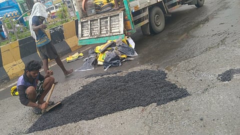 வடகிழக்குப் பருவமழை: சென்னையில் ரூ.21.80 கோடி மதிப்பீட்டில் சாலைகளில் உள்ள பள்ளங்களை சீர்செய்யும் பணி