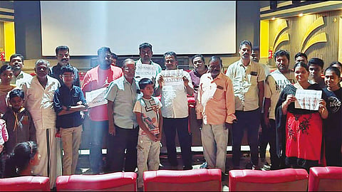 அதிமுக கவுன்சிலரின் நூதன போராட்டம்