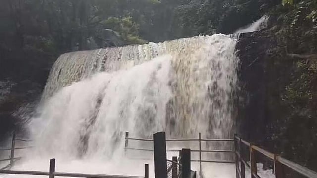 சுருளி அருவியில் வெள்ளப்பெருக்கு: சுற்றுலா பயணிகள் குளிக்க 5வது நாளாக தடை