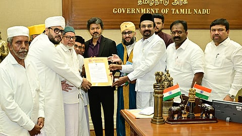 நாகூர் தர்காவுக்கு 45 கிலோ விலையில்லா சந்தன கட்டைகள்: முதல்-அமைச்சர் விஜய் அரசாணை வழங்கினார்