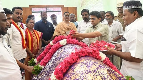 உமறுப்புலவர் பிறந்த நாள் விழா: தமிழக அரசு சார்பில் கலெக்டர் விஷு மகாஜன் மரியாதை.