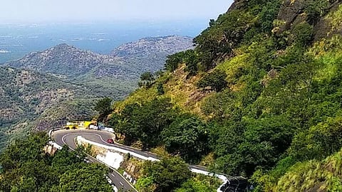 கொடைக்கானலுக்கு சுற்றுலா வர தடை: அடுக்கம் மலைப்பாதை மூடல். 