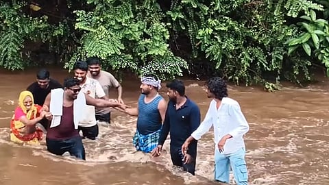 ஸ்ரீவில்லிபுத்தூர் அருகே காட்டாற்று வெள்ளத்தில் சிக்கிய தாய், மகன்: உயிரைப் பணயம் வைத்து மீட்ட இளைஞர்கள்! 