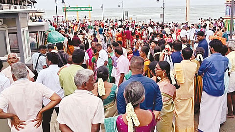 திருச்செந்தூர் கோவிலில் ஒரே நாளில் 100 ஜோடிகளுக்கு திருமணம்
