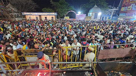  லட்சக் கணக்கான பக்தர்கள் கிரிவலம்

