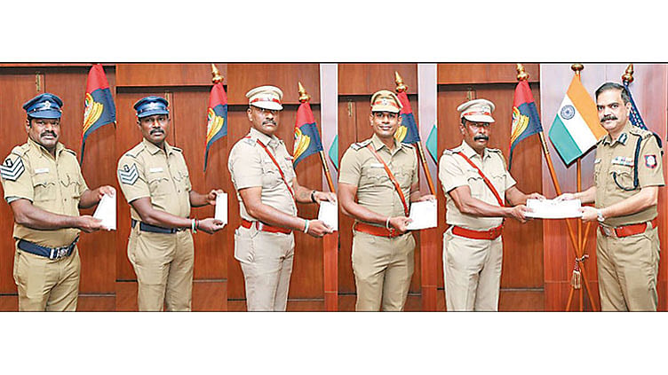 சிறப்பான பணி: 20 போலீசாருக்கு வெகுமதி-பாராட்டு சான்றிதழ்; கமிஷனர் அமல்ராஜ் வழங்கினார்