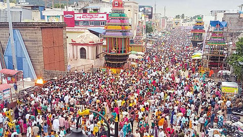 திருவண்ணாமலை பௌர்ணமி கிரிவலம், லட்சக்கணக்கான பக்தர்கள் பங்கேற்றனர்
