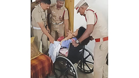 பூட்டிய வீட்டுக்குள் சிக்கிய நடிகை சவுகார் ஜானகியின் மகள்: காரணம் என்ன.?
