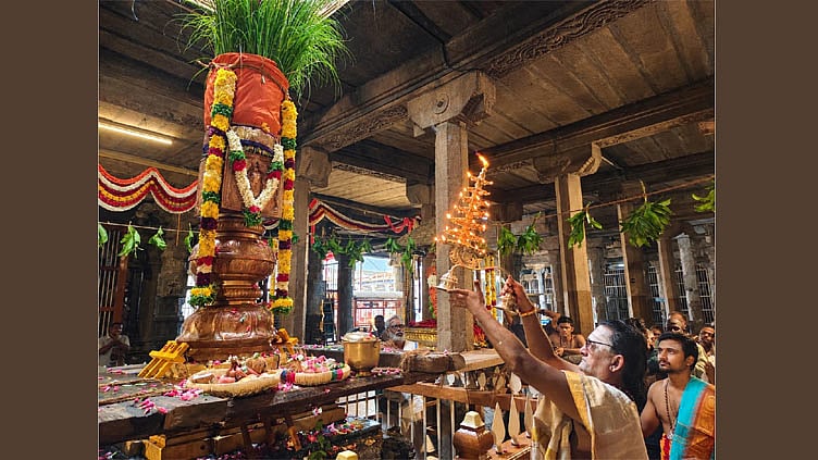நெல்லையப்பர் கோவில், காசி விஸ்வநாதர் கோவிலில் திருக்கல்யாண திருவிழா கொடியேற்றம்