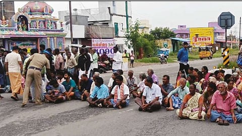 பெண் பலி உறவினர்கள் சாலை மறியல்