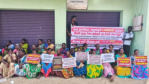 தூத்துக்குடியில் மதுபான கடையை மூட வலியுறுத்தி 2-வது நாள் போராட்டம்.