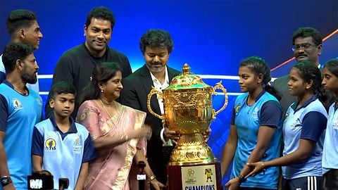 முதலமைச்சர் கோப்பை நிறைவு விழா: விளையாட்டு வீரர்களுக்கு ஊக்கத்தொகை வழங்கி விஜய் பாராட்டு