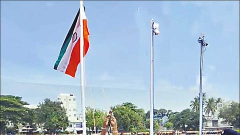 சேலத்தில் தலைகீழாக தேசியக்கொடி ஏற்றப்பட்ட விவகாரம்: உடற்பயிற்சி ஆசிரியர் சஸ்பெண்டு