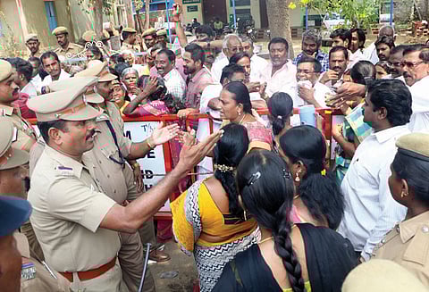 விண்ணப்பங்கள் வழங்க மறுத்ததால் தி.மு.க.-காங்கிரஸ் கட்சியினர் போராட்டம்