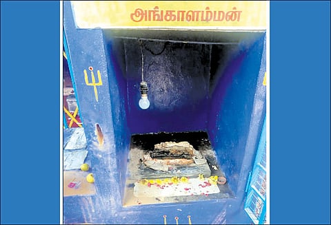 கோவிலில் அம்மன் சிலை-நகைகள் திருட்டு