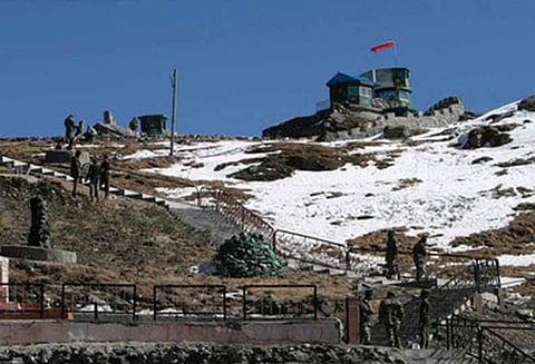 இந்திய எல்லைப்பகுதியில் மொபைல் போன்களில் சீன சிக்னல்