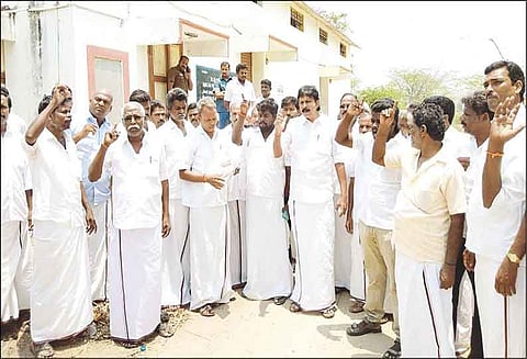 உளுந்தூர்பேட்டை, சின்னசேலத்தில் கூட்டுறவு சங்க அலுவலகத்துக்கு பூட்டுபோட்டு தி.மு.க.வினர் போராட்டம்