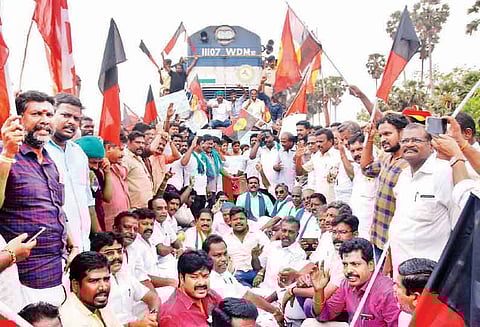 காவிரி மேலாண்மை வாரியம் அமைக்க வலியுறுத்தி ரெயில் மறியல் போராட்டத்தில் ஈடுபட்ட 132 பேர் கைது