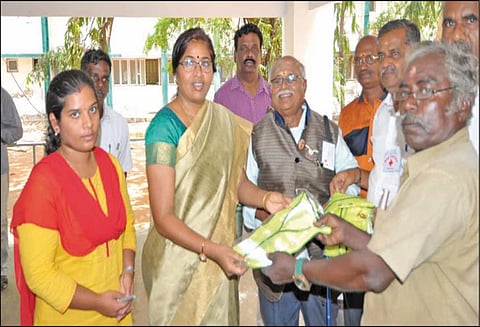 துப்புரவு பணியாளர்களுக்கு ஒளிரும் ஆடை: கலெக்டர் லதா வழங்கினார்