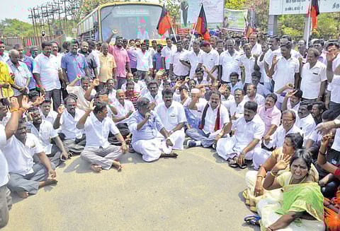தி.மு.க.வினர் மறியல் போராட்டம் ஆயிரத்துக்கும் மேற்பட்டோர் கைது