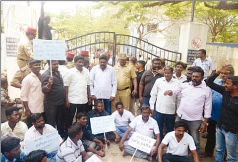 காவிரி மேலாண்மை வாரியம் அமைக்கக்கோரி மத்திய அரசு அலுவலகங்கள் முற்றுகை, 92 பேர் கைது