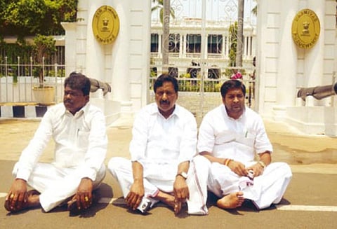 கோர்ட்டு அவமதிப்பு வழக்கு தொடர அனுமதி மறுப்பு: கவர்னர் மாளிகையை முற்றுகையிட்ட அ.தி.மு.க. எம்.எல்.ஏ.க்கள் கைது