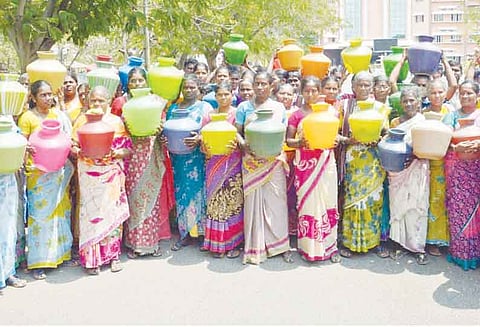 சீரான குடிநீர் வழங்கக்கோரி காலிக்குடங்களுடன் திரண்டு வந்த பொதுமக்கள்