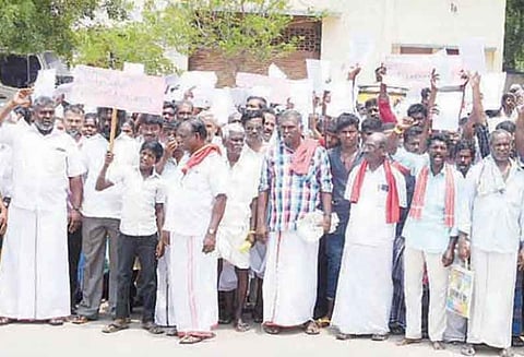 திருவெறும்பூர் பகுதி பொதுமக்கள் பட்டா கேட்டு கலெக்டர் அலுவலகத்தை முற்றுகையிட்டனர்