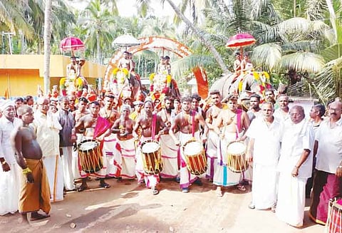 நடுவூர்க்கரை சிவசக்தி அம்மன் கோவிலில் சந்தனகுட ஊர்வலம்