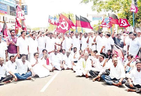 காவிரி மேலாண்மை வாரியம் அமைக்காத மத்திய-மாநில அரசுகளை கண்டித்து சாலை மறியல்