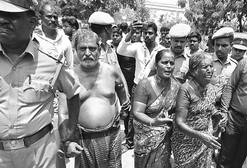 கணவன்-மனைவி உள்பட 3 பேர் தீக்குளிக்க முயன்றதால் பரபரப்பு