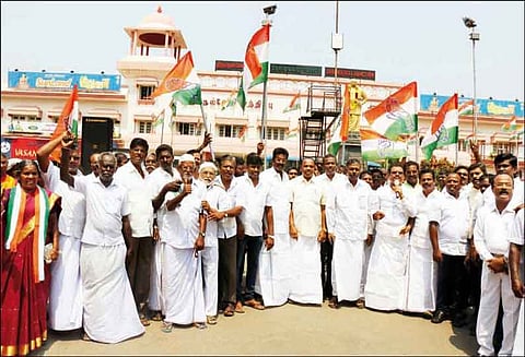 காவிரி மேலாண்மை வாரியம் அமைக்கக்கோரி காங்கிரஸ் கட்சியினர் ஆர்ப்பாட்டம்