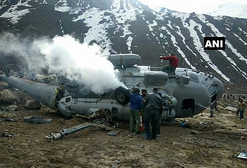 இந்திய விமானப்படைக்கு சொந்தமான ஹெலிகாப்டர் தரையிறங்கும் போது விபத்து: 4 பேர் லேசான காயம்