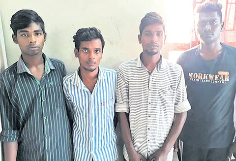 வழிப்பறியில் ஈடுபட்ட வாலிபர்கள் 4 பேர் கைது