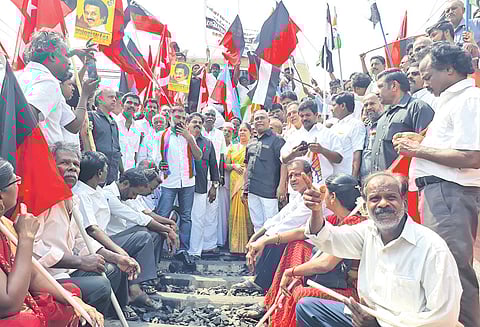 மத்திய அரசை கண்டித்து தி.மு.க.வினர் ரெயில் மறியல்