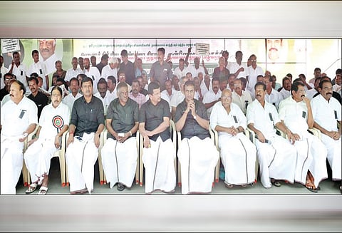 காவிரி மேலாண்மை வாரியம் அமைக்க கோரி கோவையில் அ.தி.மு.க.வினர் உண்ணாவிரதம்