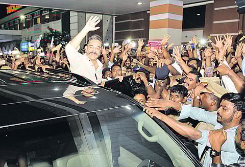 “அரசியலில் ரஜினிகாந்தை எதிர்க்கும் சூழ்நிலை வந்தால் எதிர்ப்பேன்” ஓடும் ரெயிலில் கமல்ஹாசன் பேட்டி