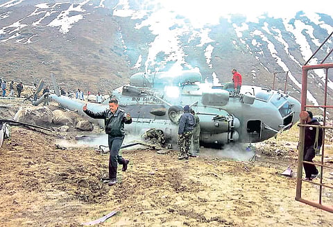 விமானப்படை ஹெலிகாப்டர் தீப்பிடித்து விழுந்தது 6 பேர் பலத்த காயம்