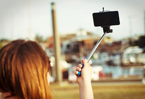 ‘செல்பி’ எடுப்பதால் விபத்து நேரும் இடங்களில் எச்சரிக்கை பலகை